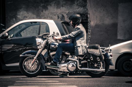 Мужчина едет на мотоцикле в пробке. Фото Свободно для коммерческого использования, Атрибуция не требуется. Бесплатное стоковое фото для свободного скачивания