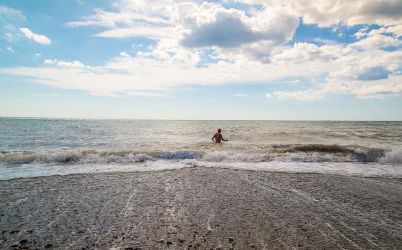 Человек в море. Фото Свободно для коммерческого использования, Атрибуция не требуется. Бесплатное стоковое фото для свободного скачивания