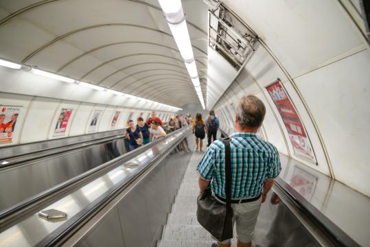Мужчина на эскалаторе метро. Фото Свободно для коммерческого использования, Атрибуция не требуется. Бесплатное стоковое фото для свободного скачивания