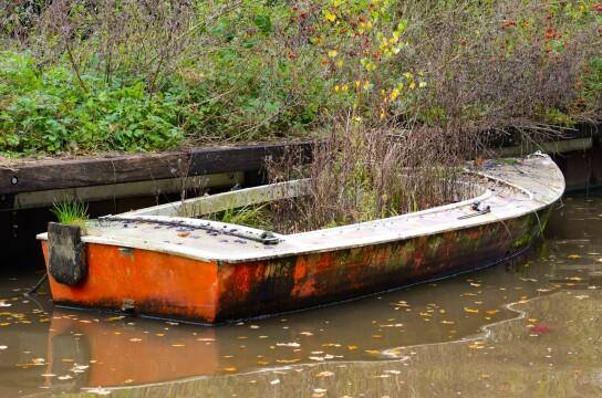 Заброшенная лодка (2). Фото Свободно для коммерческого использования, Атрибуция не требуется. Бесплатное стоковое фото для свободного скачивания
