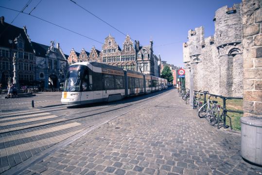 Трамвай в Генте. Фото Свободно для коммерческого использования, Атрибуция не требуется. Бесплатное стоковое фото для свободного скачивания