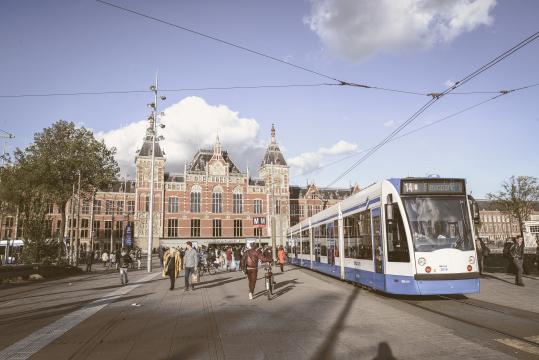 Трамвай в центре Амстердама. Фото Свободно для коммерческого использования, Атрибуция не требуется. Бесплатное стоковое фото для свободного скачивания