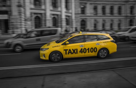 Желтое такси (2). Фото Свободно для коммерческого использования, Атрибуция не требуется. Бесплатное стоковое фото для свободного скачивания