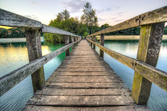 Деревянный мост на озере. Фото Free for commercial use, No attribution required. Бесплатное стоковое фото для свободного скачивания