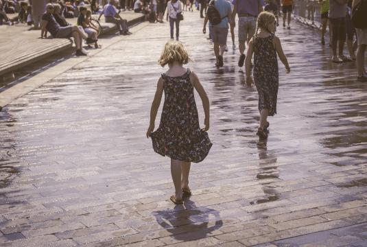 Девочка, идущая пешком. Фото Free for commercial use, No attribution required. Бесплатное стоковое фото для свободного скачивания