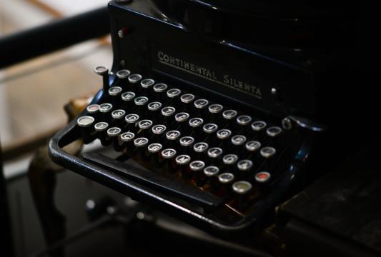 Старая пишущая машинка. Фото Free for commercial use, No attribution required. Бесплатное стоковое фото для свободного скачивания