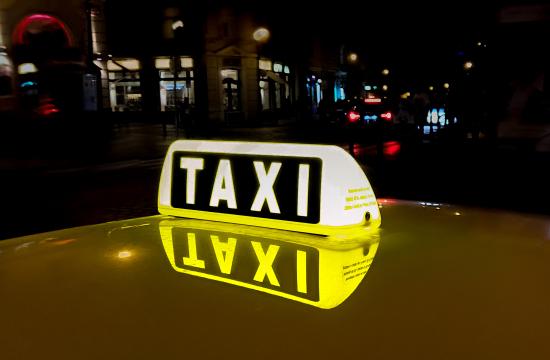 Такси ночью. Фото Свободно для коммерческого использования, Атрибуция не требуется. Бесплатное стоковое фото для свободного скачивания