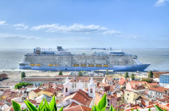 Круизный лайнер в Лиссабоне. Фото Free for commercial use, No attribution required. Бесплатное стоковое фото для свободного скачивания