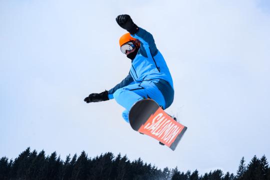 Прыжки в высоту на сноуборде. Фото Свободно для коммерческого использования, Атрибуция не требуется. Бесплатное стоковое фото для свободного скачивания
