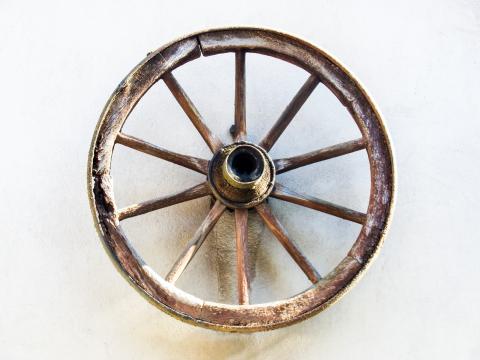 Старое колесо телеги. Фото Free for commercial use, No attribution required. Бесплатное стоковое фото для свободного скачивания