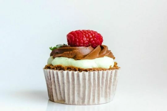 Малиновый шоколадный кекс. Фото Free for commercial use, No attribution required. Бесплатное стоковое фото для свободного скачивания