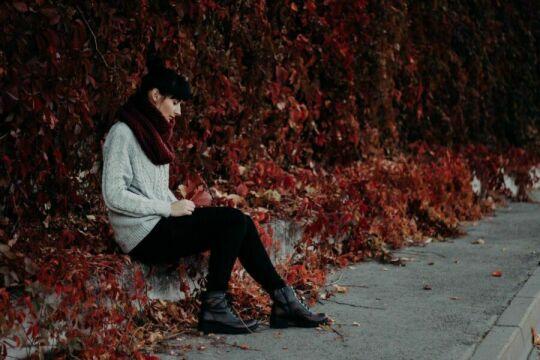 Женщина, сидящая на красных листьях. Фото Free for commercial use, No attribution required. Бесплатное стоковое фото для свободного скачивания