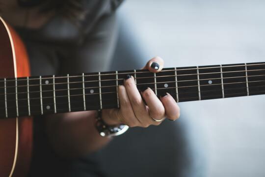 женщина, играющая на гитаре. Фото Free for commercial use, No attribution required. Бесплатное стоковое фото для свободного скачивания