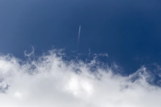 Облака и след самолета. Фото Free for commercial use, No attribution required. Бесплатное стоковое фото для свободного скачивания