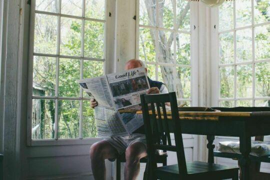 Старик читает газету утром. Фото Свободно для коммерческого использования, Атрибуция не требуется. Бесплатное стоковое фото для свободного скачивания