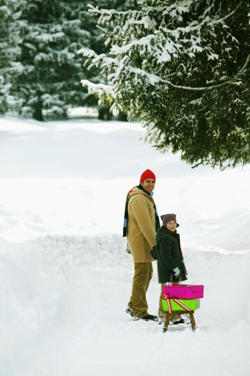 Отец и сын идут по снегу с санками. Фото Free for commercial use, No attribution required. Бесплатное стоковое фото для свободного скачивания