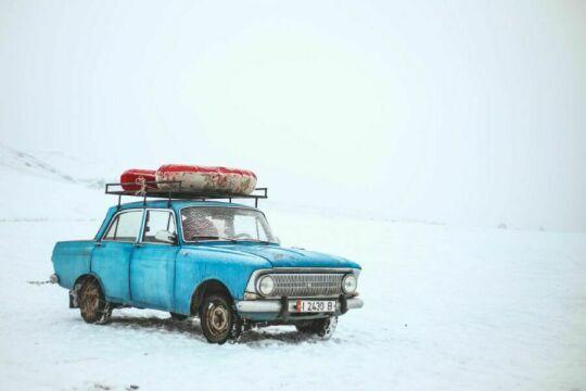 Старый синий автомобиль в снегу. Фото Свободно для коммерческого использования, Атрибуция не требуется. Бесплатное стоковое фото для свободного скачивания