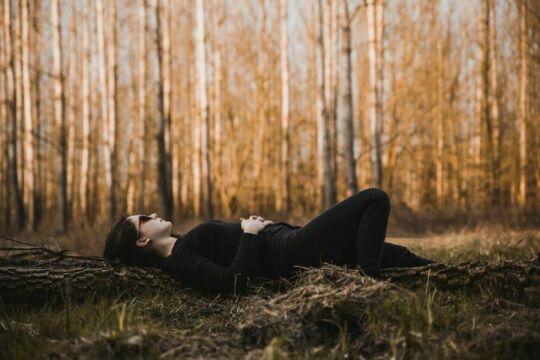 Женщина, лежащая в лесу. Фото Свободно для коммерческого использования, Атрибуция не требуется. Бесплатное стоковое фото для свободного скачивания