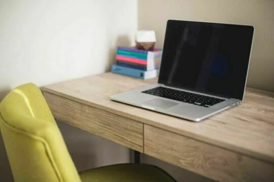 Деревянный стол и MacBook. Фото Свободно для коммерческого использования, Атрибуция не требуется. Бесплатное стоковое фото для свободного скачивания