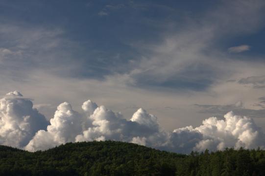 Горы и облака (2). Фото Свободно для коммерческого использования, Атрибуция не требуется. Бесплатное стоковое фото для свободного скачивания