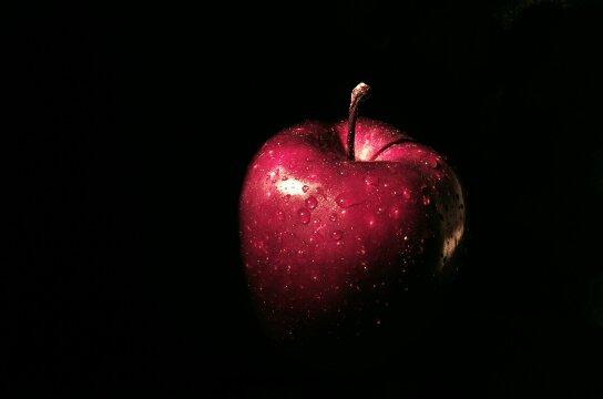 Красное яблоко. Фото Свободно для коммерческого использования, Атрибуция не требуется. Бесплатное стоковое фото для свободного скачивания