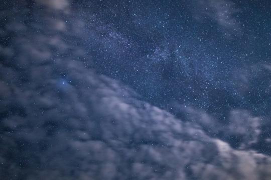 Голубое ночное небо (2). Фото Свободно для коммерческого использования, Атрибуция не требуется. Бесплатное стоковое фото для свободного скачивания
