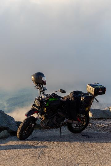 Мотоцикл с видом на горы. Фото Free for commercial use, No attribution required. Бесплатное стоковое фото для свободного скачивания
