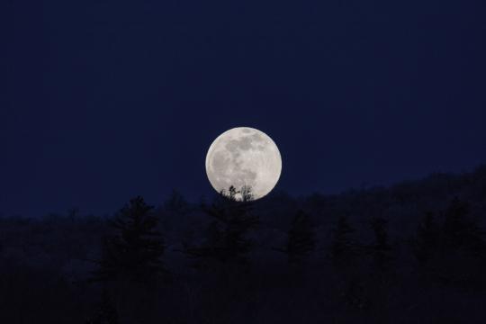 Луна в ночном небе. Фото Free for commercial use, No attribution required. Бесплатное стоковое фото для свободного скачивания
