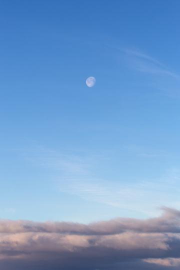 Дневная Луна в небе. Фото Free for commercial use, No attribution required. Бесплатное стоковое фото для свободного скачивания