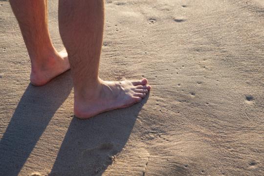 Ноги на  пляже. Фото Free for commercial use, No attribution required. Бесплатное стоковое фото для свободного скачивания