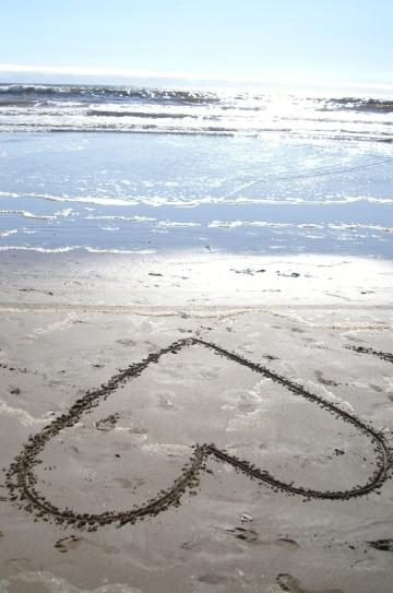 Сердце, написанное на песке. Фото Свободно для коммерческого использования, Атрибуция не требуется. Бесплатное стоковое фото для свободного скачивания