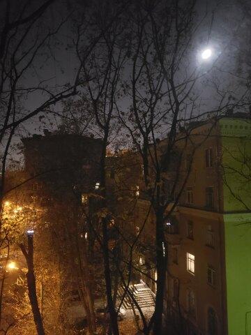 Луна в московском дворике. Фото Free for commercial use, No attribution required. Бесплатное стоковое фото для свободного скачивания