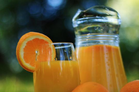 Апельсиновый сок (2). Фото Свободно для коммерческого использования, Атрибуция не требуется. Бесплатное стоковое фото для свободного скачивания