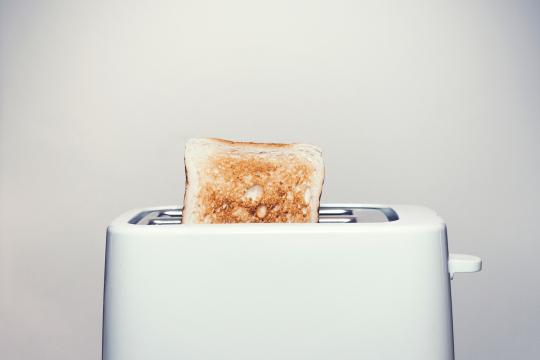Тосты в тостере. Фото Свободно для коммерческого использования, Атрибуция не требуется. Бесплатное стоковое фото для свободного скачивания