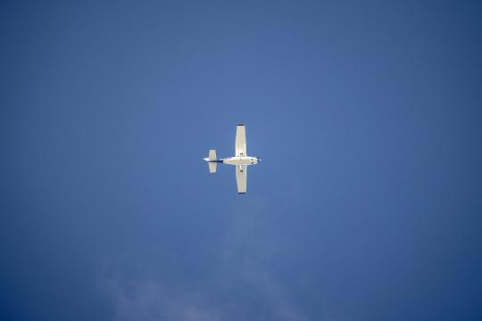 Самолет в небе. Фото Free for commercial use, No attribution required. Бесплатное стоковое фото для свободного скачивания