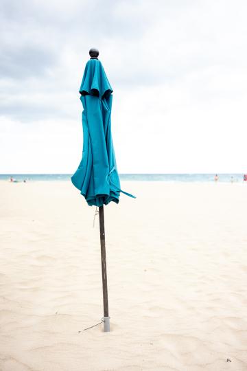 Пляжный зонт. Фото Free for commercial use, No attribution required. Бесплатное стоковое фото для свободного скачивания