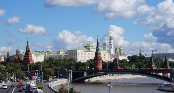 Панорама Московского Кремля от храма Христа Спасителя. Фото Свободно для коммерческого использования, Атрибуция не требуется. Бесплатное стоковое фото для свободного скачивания