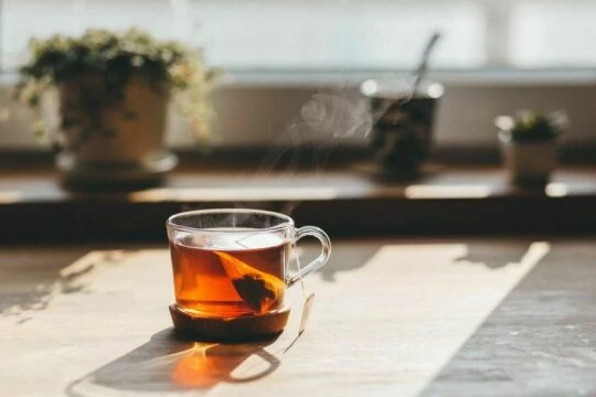 Чашка горячего чая на деревянном столе. Фото Free for commercial use, No attribution required. Бесплатное стоковое фото для свободного скачивания