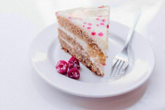 Малиновый торт. Белая тарелка. Фото Свободно для коммерческого использования, Атрибуция не требуется. Бесплатное стоковое фото для свободного скачивания