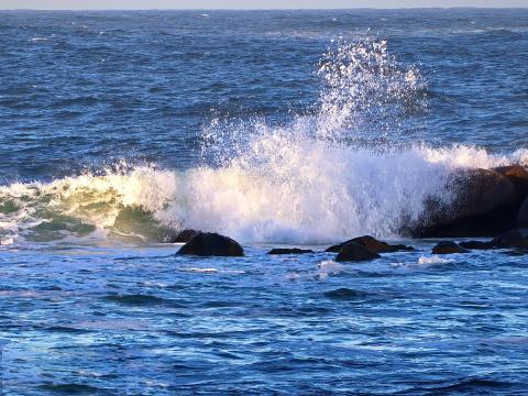 Разбивающиеся волны. Фото Free for commercial use, No attribution required. Бесплатное стоковое фото для свободного скачивания
