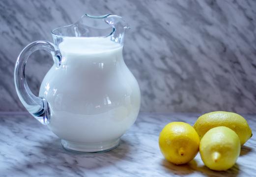 Молоко и лимоны. Фото Free for commercial use, No attribution required. Бесплатное стоковое фото для свободного скачивания