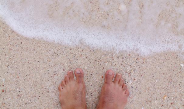 Ноги на берегу. Фото Свободно для коммерческого использования, Атрибуция не требуется. Бесплатное стоковое фото для свободного скачивания