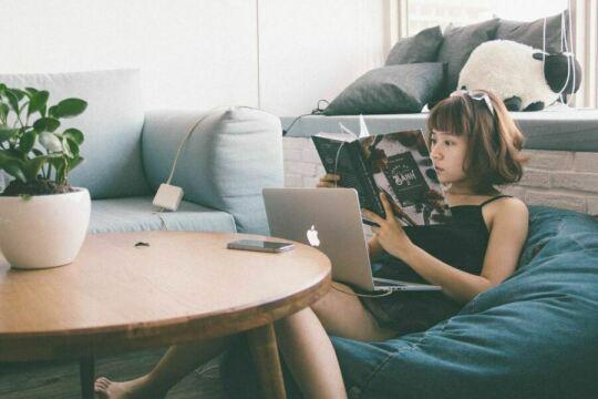 Девушка  читает книгу. Фото Free for commercial use, No attribution required. Бесплатное стоковое фото для свободного скачивания