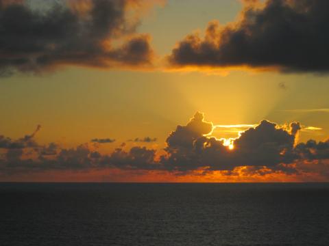 Восход солнца в океане. Фото Free for commercial use, No attribution required. Бесплатное стоковое фото для свободного скачивания