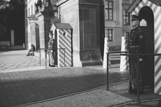 Солдаты на страже в Праге. Фото Свободно для коммерческого использования, Атрибуция не требуется. Бесплатное стоковое фото для свободного скачивания