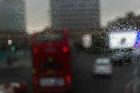 Красный автобус и дождь. Фото Свободно для коммерческого использования, Атрибуция не требуется. Бесплатное стоковое фото для свободного скачивания
