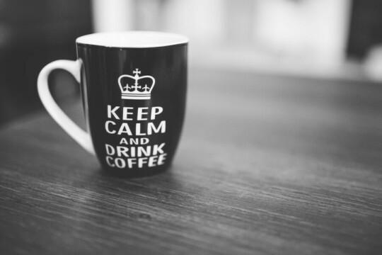 Черная кофейная кружка Keep Calm. Фото Свободно для коммерческого использования, Атрибуция не требуется. Бесплатное стоковое фото для свободного скачивания