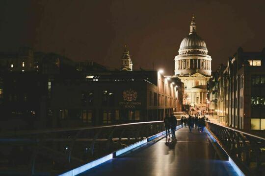 Лондонский собор и мост ночью. Фото Free for commercial use, No attribution required. Бесплатное стоковое фото для свободного скачивания