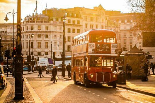 Винтажный лондонский автобус на закате. Фото Free for commercial use, No attribution required. Бесплатное стоковое фото для свободного скачивания