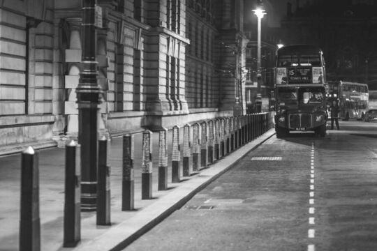 Чёрно-белый винтажный лондонский автобус. Фото Free for commercial use, No attribution required. Бесплатное стоковое фото для свободного скачивания